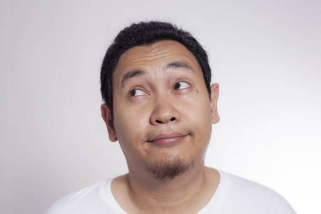 感谢距离图片有趣的亚洲男人在白色背景下思考和抬头,近距离的正面