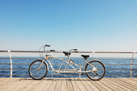 阳光明媚的一天，海边有一辆串联自行车