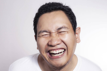 滑稽可爱的亚洲男人微笑的照片图片,近景肖像照片