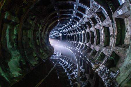 废弃的地铁隧道照片