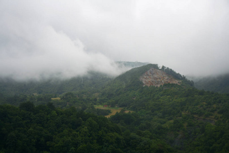 雾天从马格利希城堡到邻近的山景，塞尔维亚