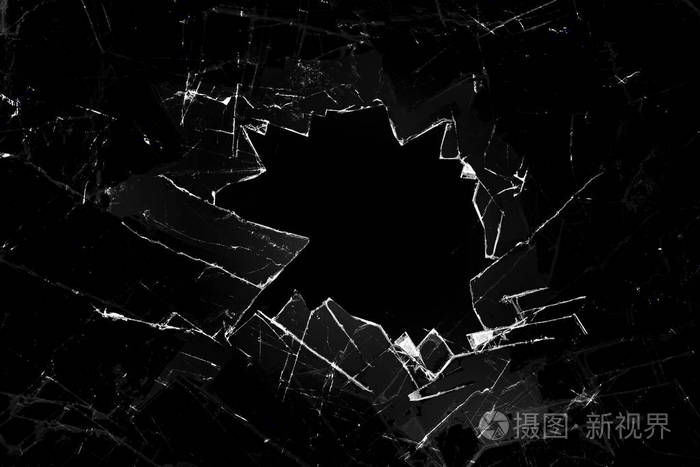 黑色背景上的破碎玻璃