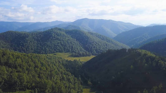 多洛米提斯阿尔卑斯山, 惊人的全景景观。剪辑。山景。五颜六色的阿列格比利牛斯山脉和丘陵在秋天。日出时青山的空中镜头。山和森林风景