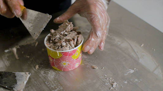 油炸冰淇淋的制作过程。剪辑。泰国炒冰淇淋卷在冷冻盘。有机, 天然卷冰淇凌, 手做甜点。油炸冰淇淋机, 钢制冷锅。决策