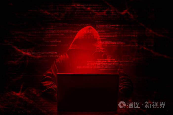 互联网犯罪概念黑客在黑暗的数字背景上工作周围有数字接口