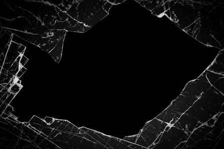 黑色背景上的破碎玻璃照片