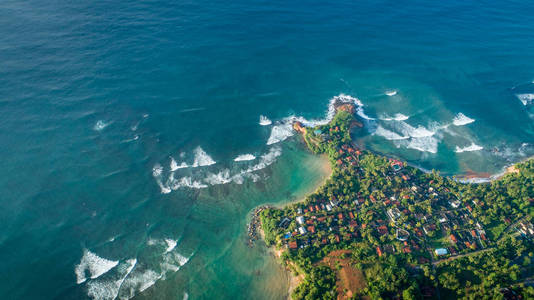 热带海岸线和渔夫村的鸟瞰图