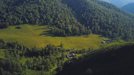 绿色的山谷, 空中的风景。剪辑。阿尔泰, 俄罗斯。空中阿尔泰山景观。山脉后面的树木繁茂的平原。阿尔泰山脉从无人机鸟瞰