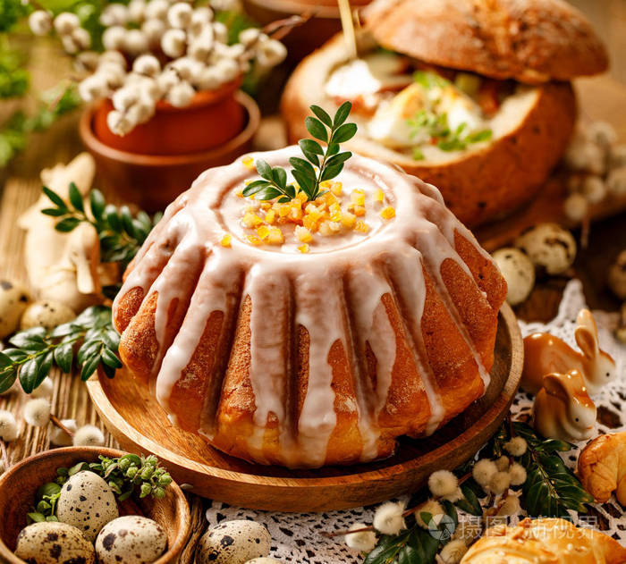 复活节酵母蛋糕，糖霜和蜜饯橘皮，美味的复活节甜点，波兰传统的复活节糕点。