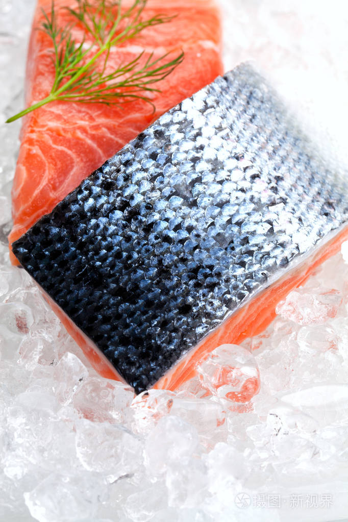 新鲜鲑鱼在冰上