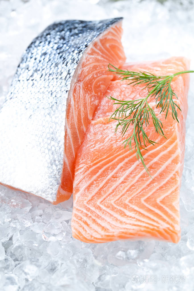 新鲜鲑鱼在冰上