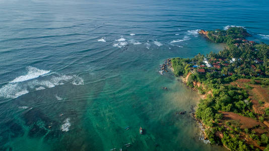 海岸有渔船的美丽海景鸟瞰图