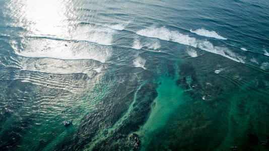 海岸海浪破碎的鸟瞰图