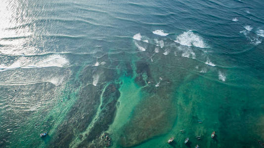 空中飞行无人机在阳光明媚的热带天堂岛上观看印度洋，海水湛蓝的天空