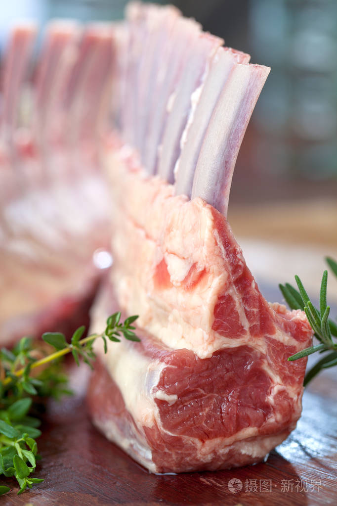 一排羊肉关起来