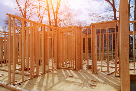 一座正在建造的木棍建造的房子,新建造的木桁架柱和梁架.照片
