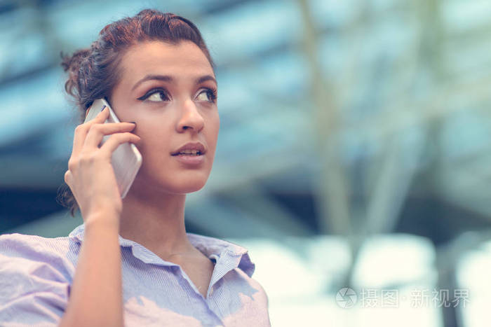 年轻女子忙着打电话, 在手机边聊天查看肖像