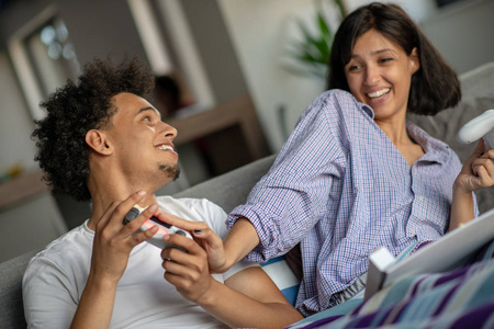 年轻夫妇喜欢玩电子游戏一起