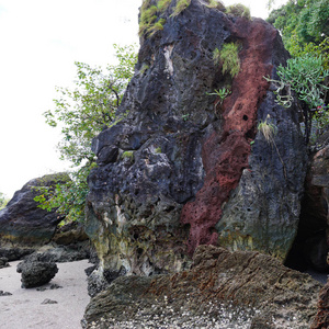 海洋中荒岛上的岩石和洞穴
