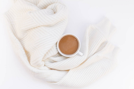 创意秋季平躺在头顶上观看咖啡杯温暖针织毛衣白色背景复制空间最小风格秋季冬季模板女性博客社交媒体