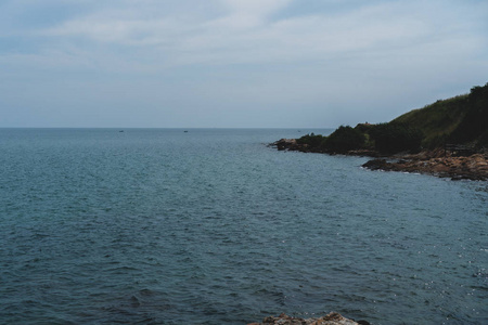 海滩有岛屿阳光和蓝天背景。