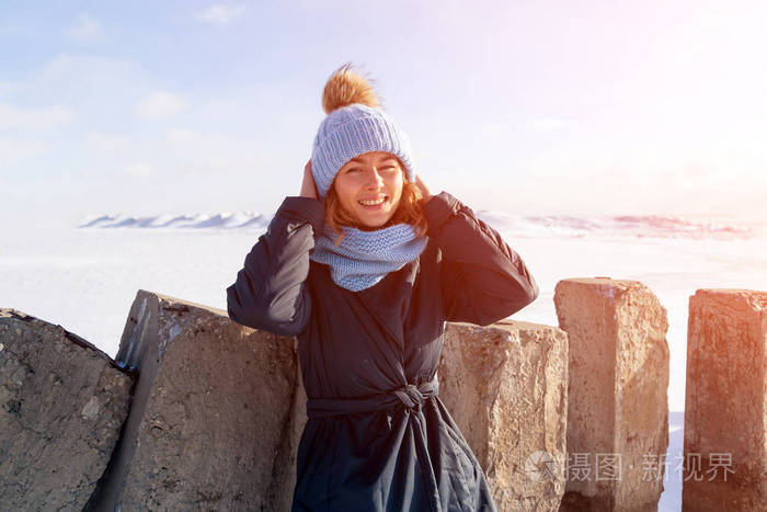 时尚生活方式肖像年轻时尚女性穿着温暖时尚的衣服在冬天的山上笑着