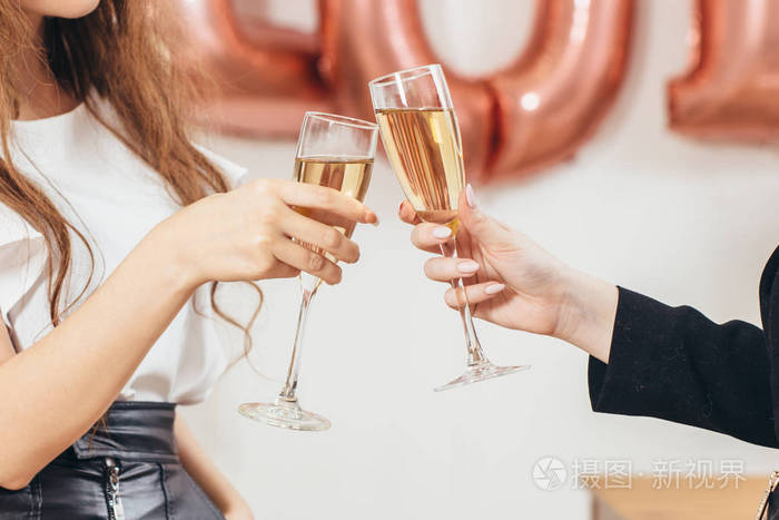 把手放紧.两个女人在假期碰杯