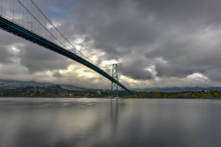 狮子门桥，从斯坦利公园在温哥华加拿大看到。 狮子门桥于1938年开放，正式称为第一座窄桥是一座悬索桥。