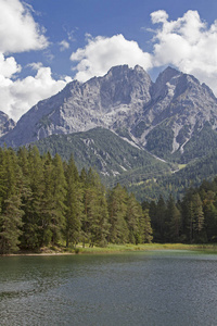 密特西湖是一个山湖，位于列奇泰勒阿尔卑斯山和米明格山的边境地区，位于蒂罗尔的蕨类植物通行证以北。