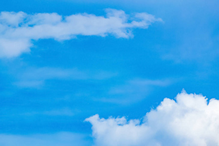夏天蓝色背景在空中为文本图片