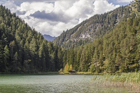 密特西湖是一个山湖，位于列奇泰勒阿尔卑斯山和米明格山的边境地区，位于蒂罗尔的蕨类植物通行证以北。