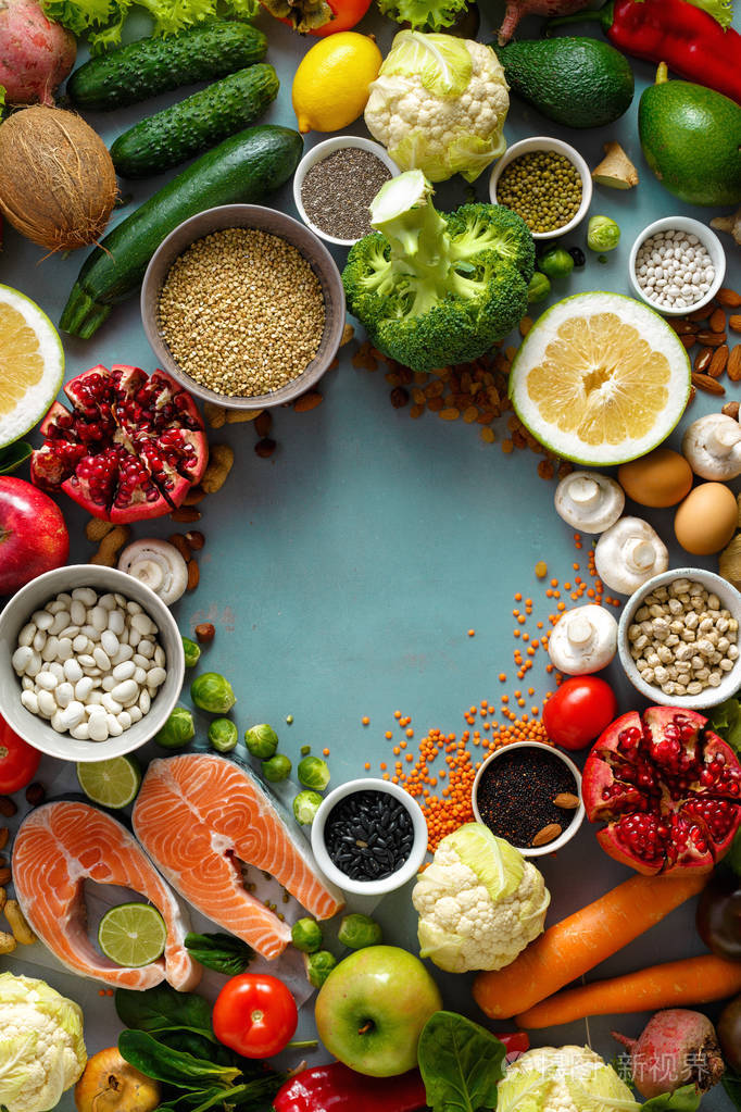 蓝色表面的健康和饮食食物框架(谷类种子,鱼类,蔬菜和水果)