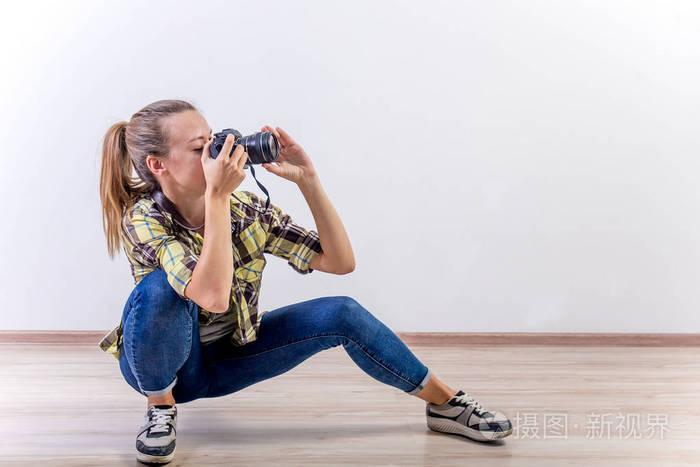 不同的摄影师姿势弯腰蹲躺下