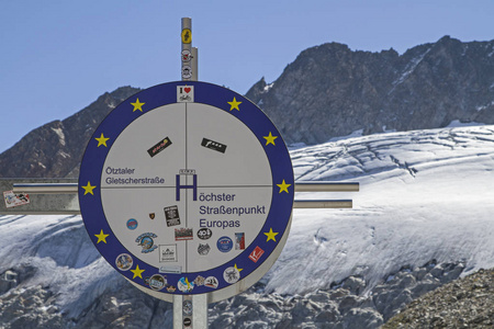 奥兹塔尔冰川公路到雷滕巴赫费尔纳通往最高可通过道路铺设点的阿尔卑斯山。