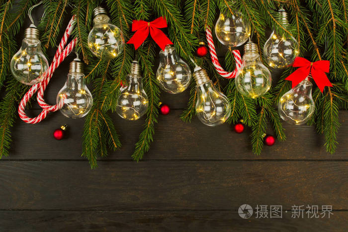 圣诞装饰灯花环，红色蝴蝶结，糖果手杖，平铺与复印空间