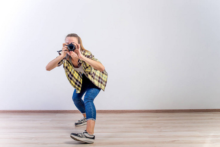 不同的摄影师姿势: 弯腰, 蹲, 躺下照片