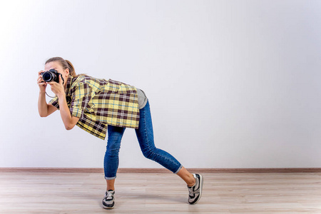 不同的摄影师姿势: 弯腰, 蹲, 躺下照片