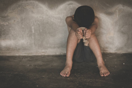 停止贫穷受害者男孩用绳子绑在情感压力和痛苦中,绑架被虐待的人质