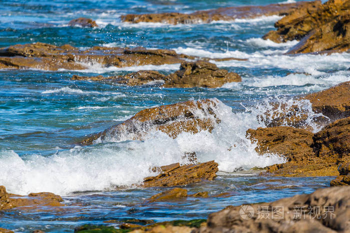 深蓝色的海浪撞击悬崖,撞击岩石悬崖.