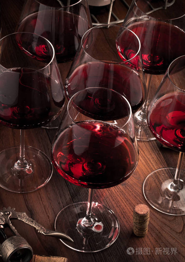 黑木桌上的红酒杯.照片-正版商用图片156mb1-摄图新视界