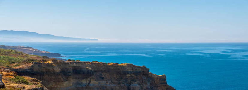 风景全景。 海或海洋海岸有悬崖和自然的海景。