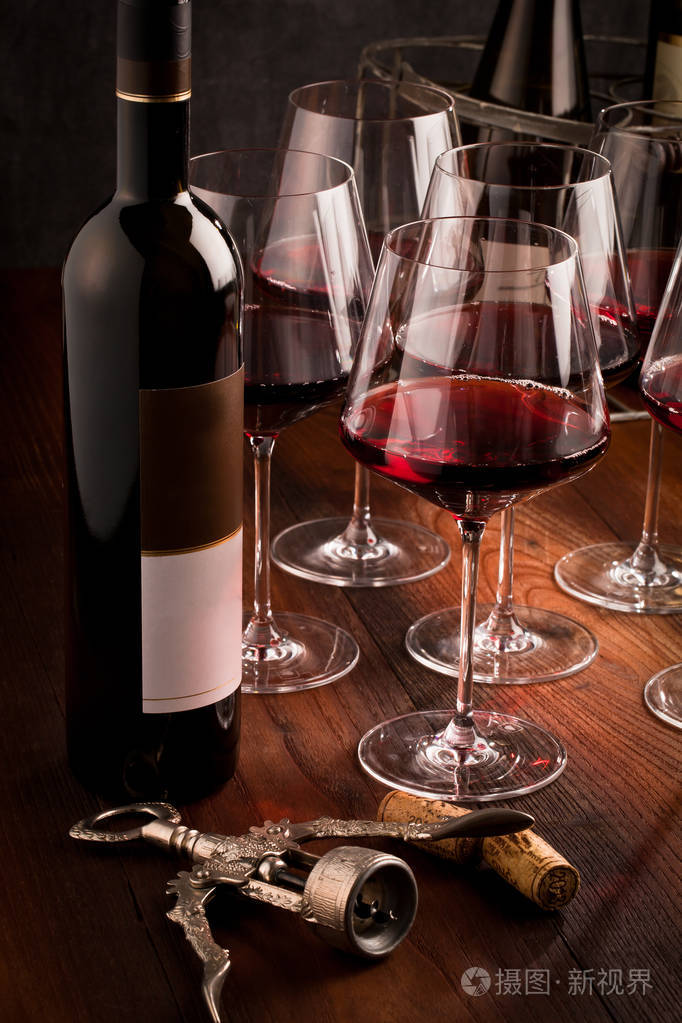 黑木桌上的红酒杯照片-正版商用图片156mm1-摄图新视界