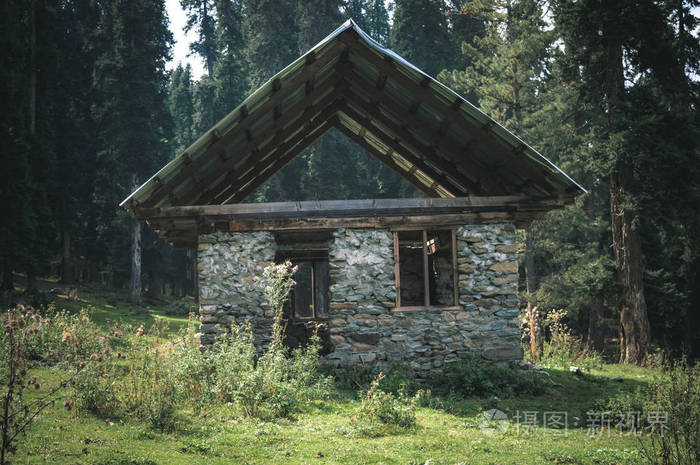克什米尔密林中的牛棚或羊棚