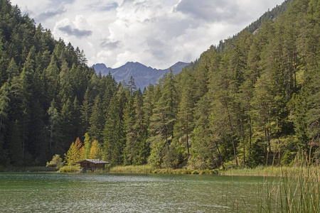 密特西湖是莱赫塔尔阿尔卑斯山和米明格山脉边境地区的一个山湖，位于蒂罗尔的费尔帕斯以北。