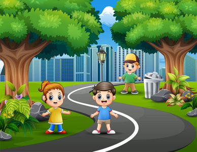 快乐的孩子们在城市公园的道路上玩耍