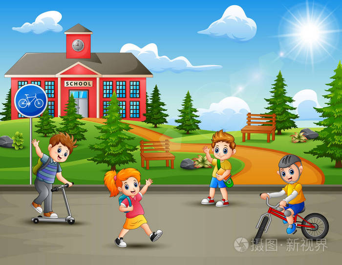 快乐的孩子们在学校大楼前玩耍