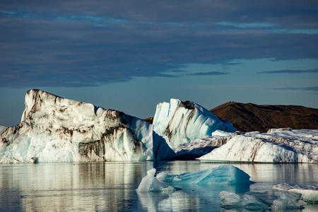 冰湖，冰岛。峡湾和冰冰山的阳光霜冻景色
