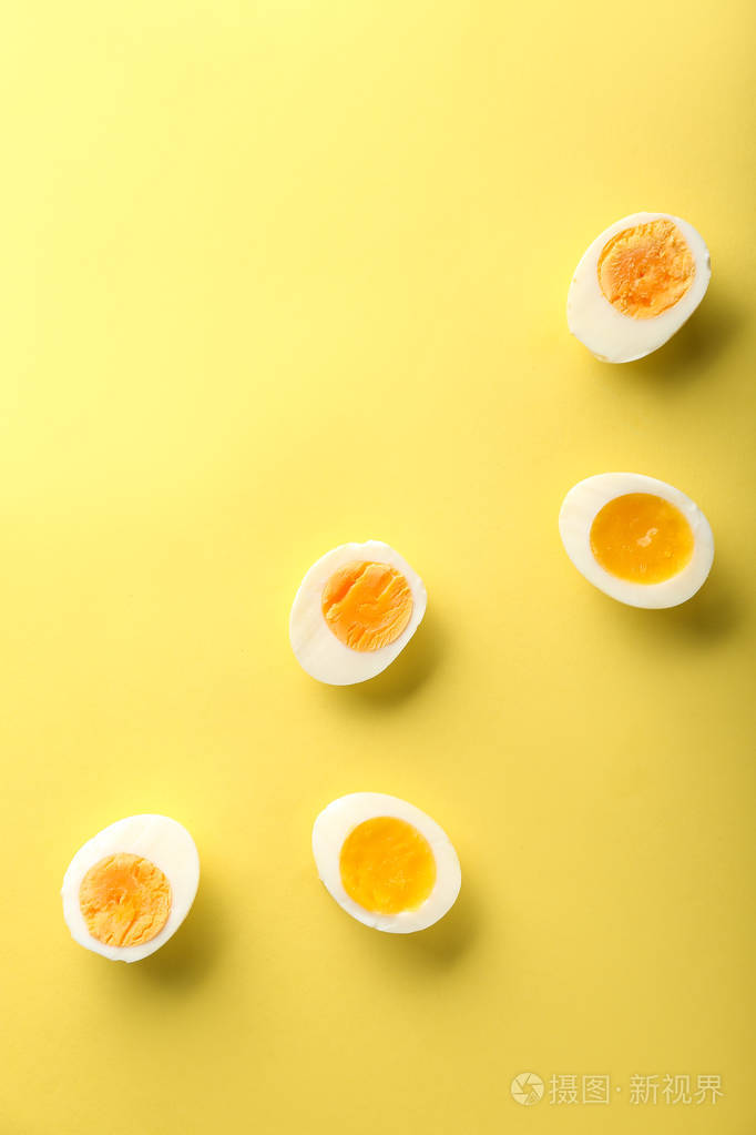 颜色背景下煮鸡蛋的一半