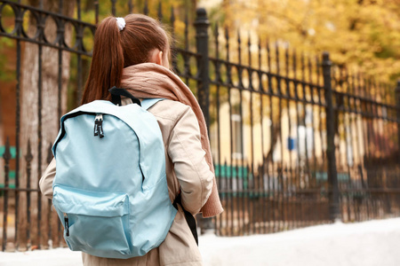 带背包的可爱女孩上学图片