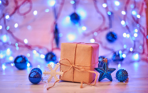 圣诞节礼物的选择性焦点和背景上美丽的装饰